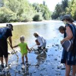 Famille participant à la visite d'un cours d'eau organisée par le SILA