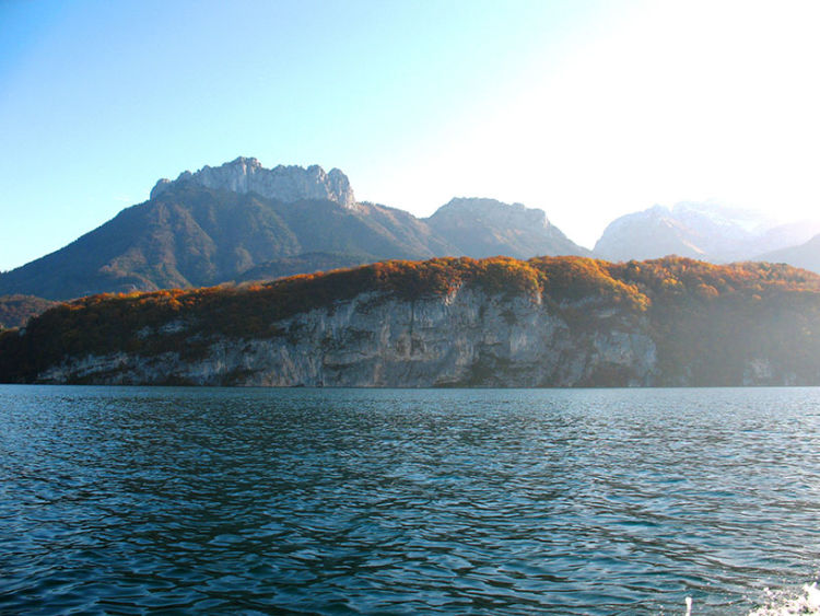 La réserve naturelle du Roc de Chère depuis un bateau sur le lac d'Annecy