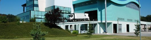 Un camion de déchet sort de l'usine de traitement Sinergie à Chavanod après avoir vider sa benne