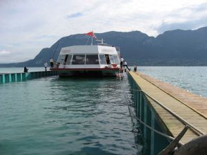 Bateau entrant dans la cale-sèche avant qu'elle ne soit vidée - JPEG - 158.4 ko