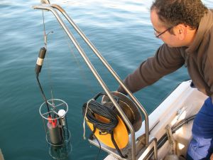 Utilisation d’une sonde lors des campagnes de prélèvement dans le lac