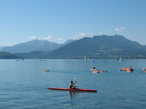 Les différentes activités nautiques (stand up paddle, planche à voile...) sur le lac d'Annecy