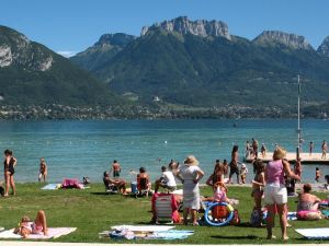 Une zone de baignage autour du lac - JPG - 235 Ko