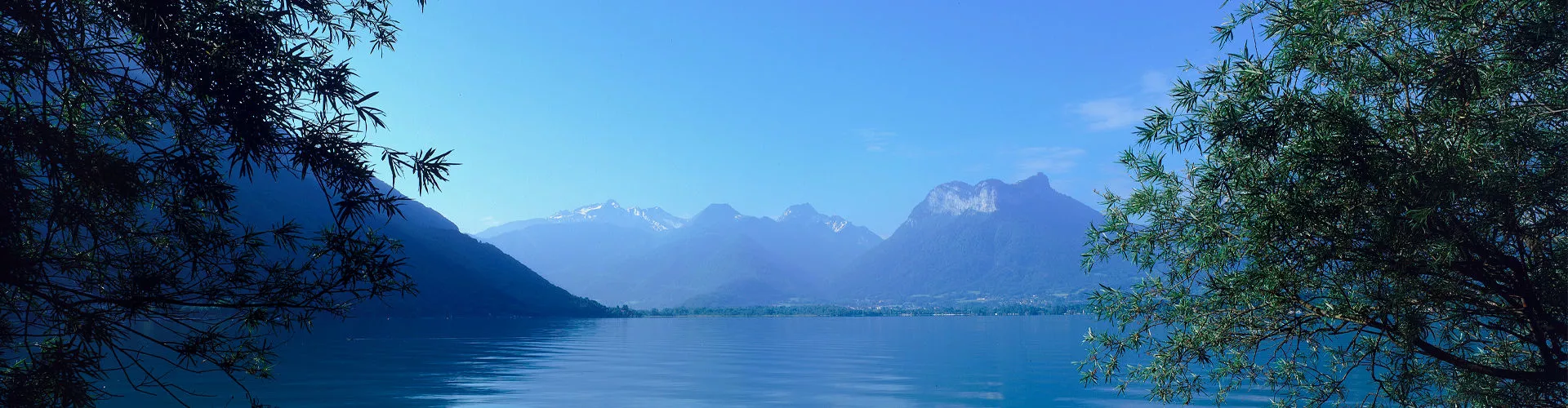 Lac d'Annecy et les montagnes environnantes en fond