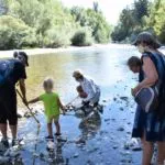 Famille participant à la visite d'un cours d'eau organisée par le SILA